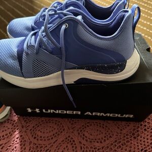 New with tags under amour shoes. Great for running